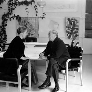 Elissa ja Alvar Aalto ateljeessa