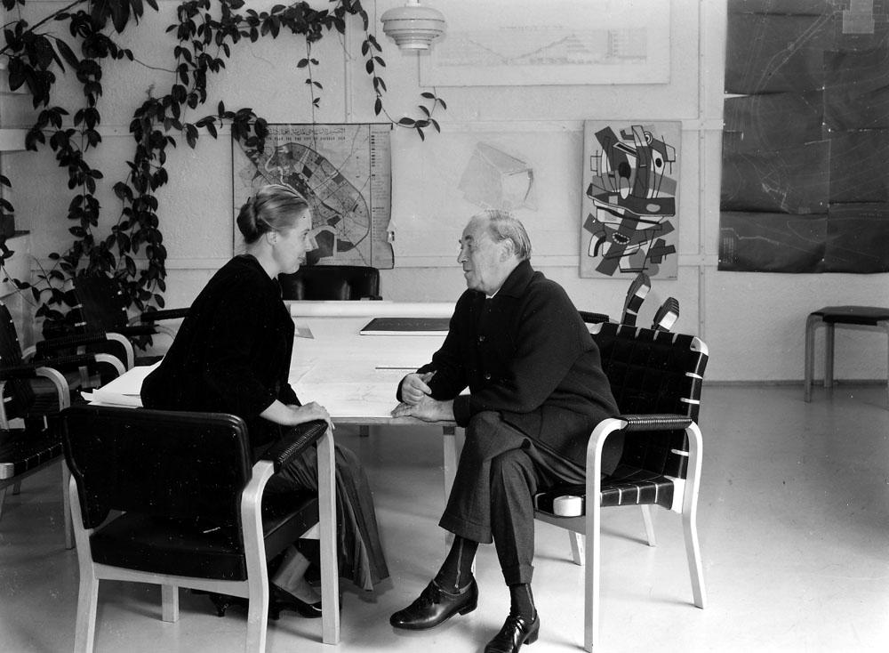 Elissa ja Alvar Aalto ateljeessa